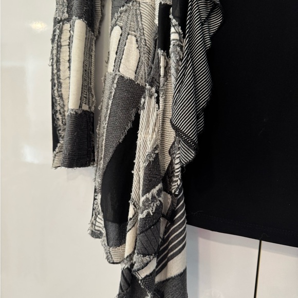 Patchwork black/white / gray throw jacket!
Ruffled front, handkerchief hem. - Picture 4 of 6